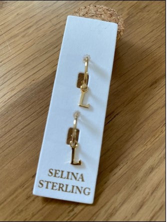 Huggie Letter earring - Gold